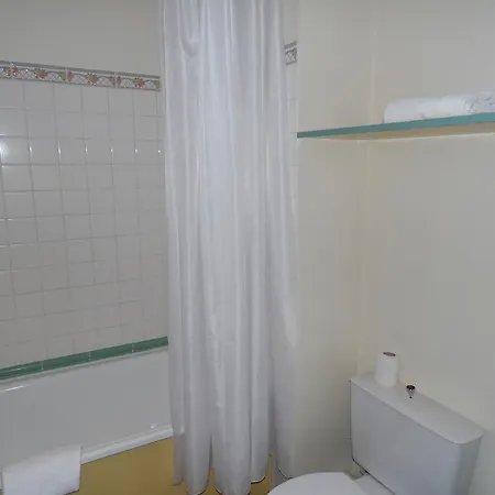 Logis Les Provinciales ホテル 2*